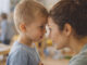 Ein Kind spricht vertraulich mit einer pädagogischen Fachkraft in einer Kita – Moment des Zuhörens und Vertrauens im Alltag der Kinderschutzarbeit.