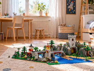 Helles, aufgeräumtes Kinderzimmer mit Spielzeugregalen, Bett und Schreibtisch. Auf dem Teppich steht eine große, aufgebaute Landschaft aus bunten Klemmbausteinen.