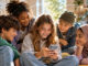 KI-generiertes Bild: Fünf Kinder unterschiedlicher Herkunft sitzen gemeinsam in einem hellen Raum und betrachten ein Smartphone. Leuchtende Linien symbolisieren ihre digitale Vernetzung.